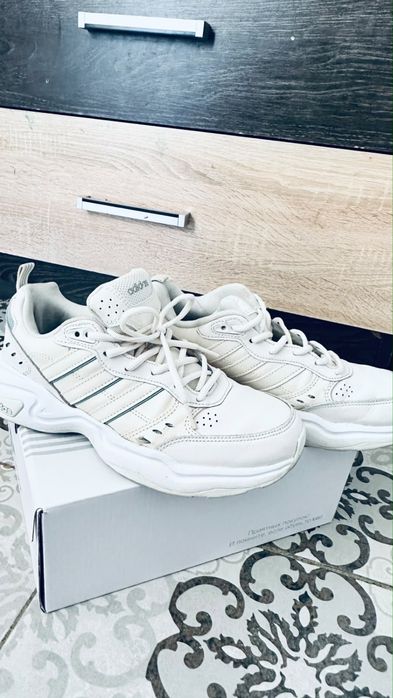 Продам кроссовки ADIDAS 39 размер