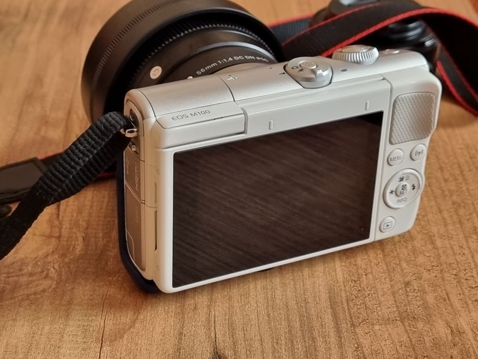 Canon EOS M100 с обективи Sigma 56mm и Canon 22mm