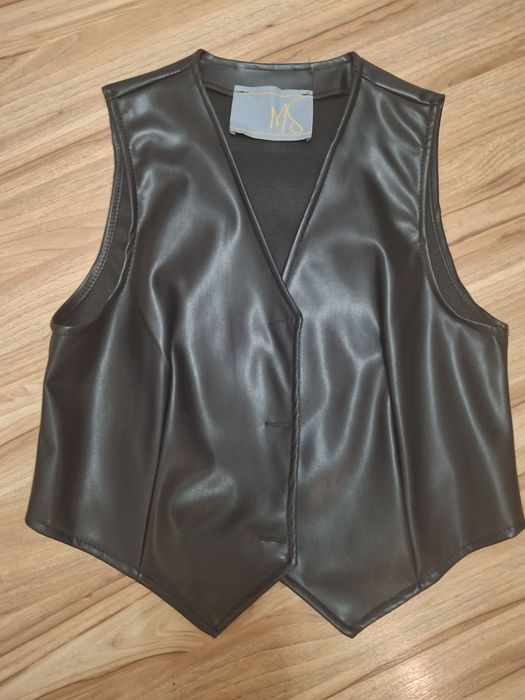 Кожен сет от две части