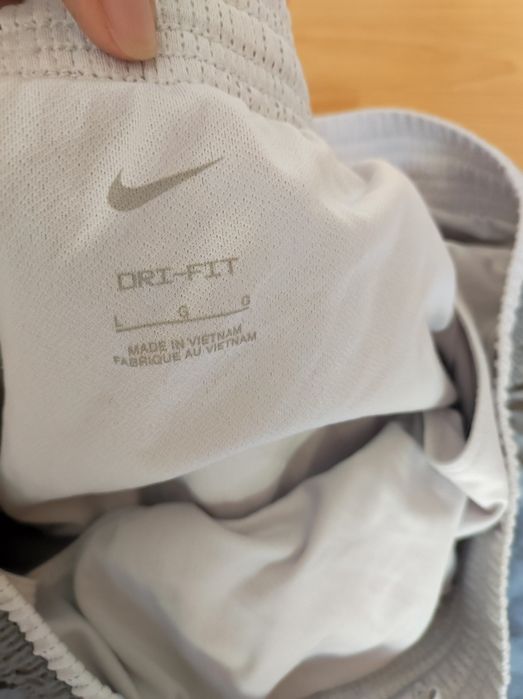Къси панталони Nike номер L чисто новии без етикет