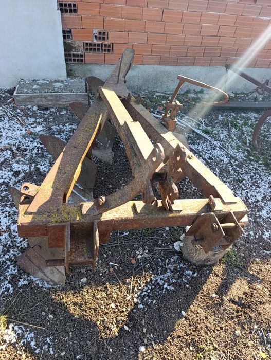 Продавам чизел и плуг 4/25