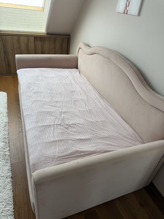 Елегантно двойно легло с изтеглящ се механизъм и кадифена дамаска