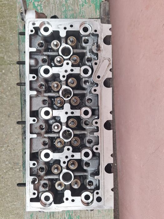 Chiuloasa, bloc motor, capac tacheti