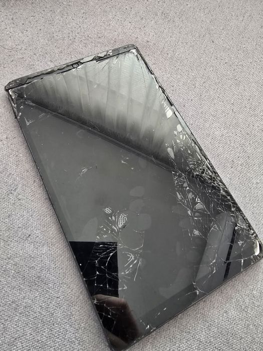 Samsung Tab A7 lite  за части счупен