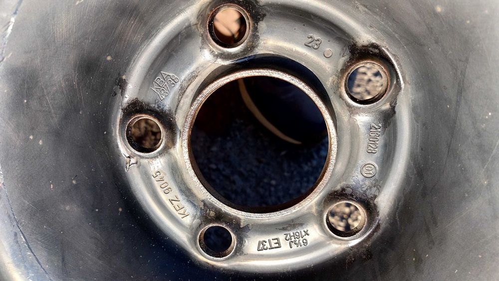 Продавам 1 брой железна джанта за Опел 16 цола