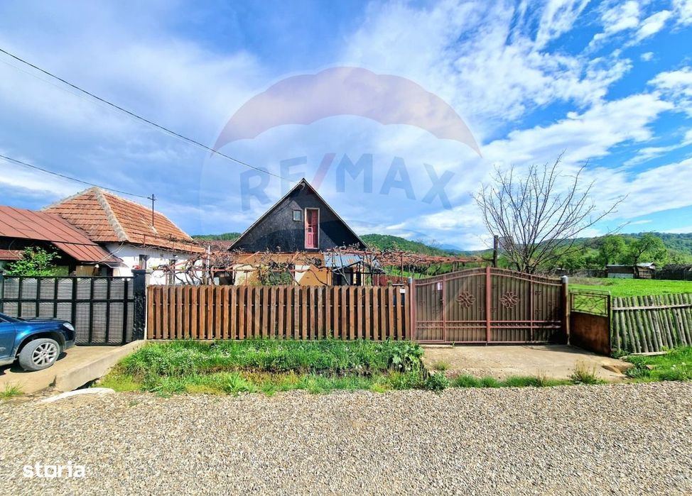 Casă cu 3 camere de vânzare