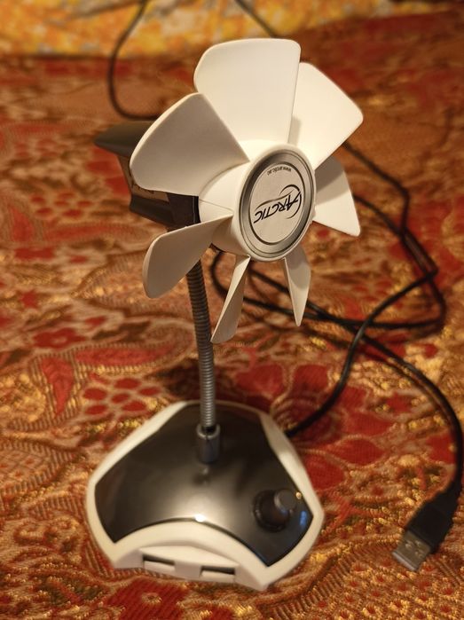 Ventilator de birou cu hub usb