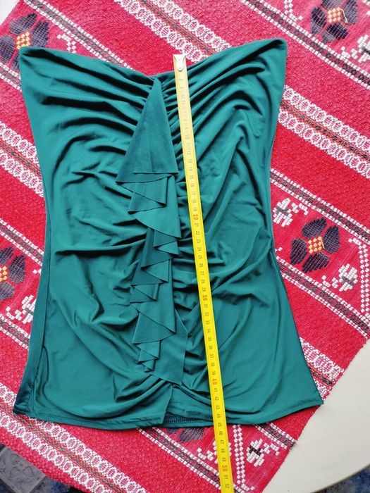 Top de damă elegantă fără umeri – Verde smarald cu volan central și încrețituri, Mărime S / M