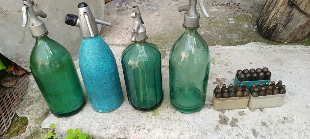 Sticle vechi Sifon cu 3 cutii cu elemenți de încărcare ff vechi 4 buc.