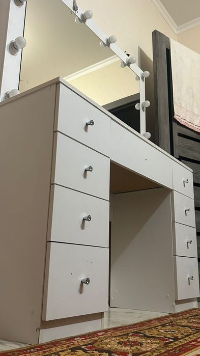 Продам туалетный столик