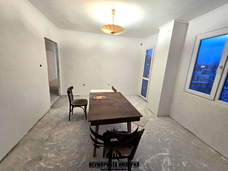 Продавам тристаен апартамент 91кв. с гараж и изба в гр.Асеновград