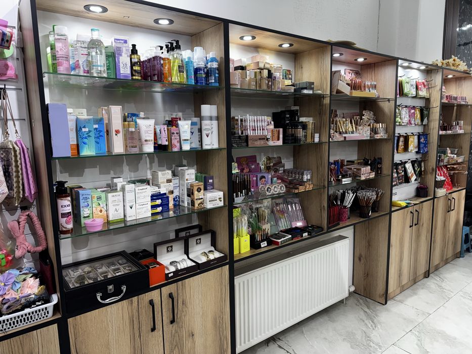 Стеновые стелажи и полки