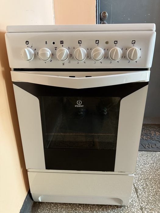 Стъклокерамична готварска печка Indesit K3C51(W)
