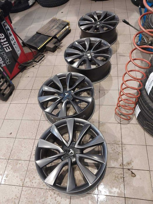Tesla Model 3 Оригинални 20" Performance джанти