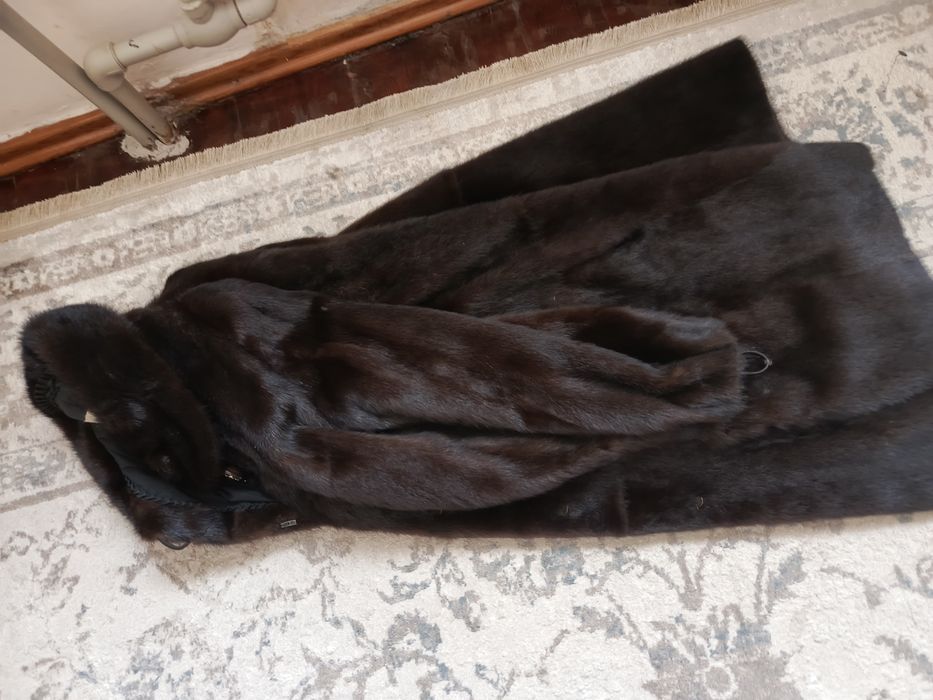 Норковая шуба продается
