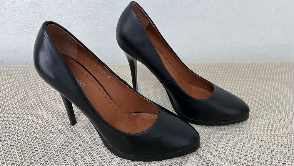 Черные туфли классические