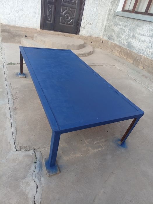 Кровать + стол .