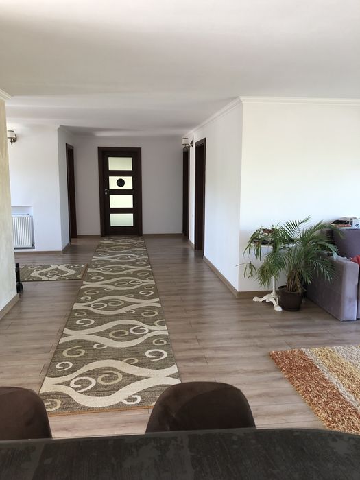 Vand casa cu piscina pe un teren de 50de arii adica 5000 metri patrati