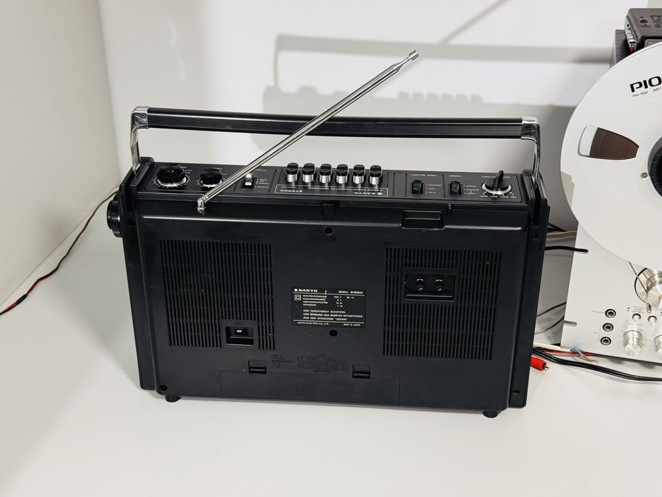Boombox/radiocasetofon SANYO M4500KE ,vu-metre,sunet foarte bun,Japan
