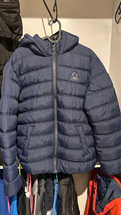 Продавам чисто ново яке Бенетон