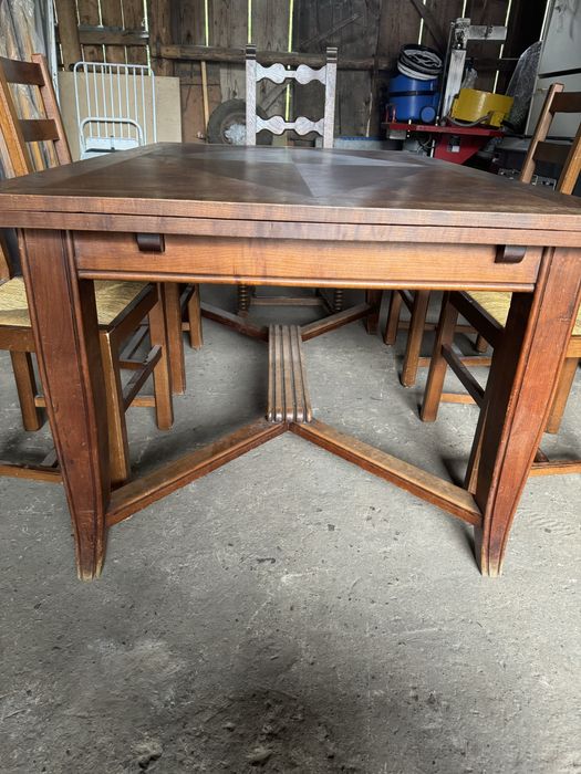 Masă extensibila lemn masiv cu 6 scaune.