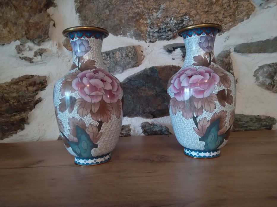 Продавам чифт антикварни вази бронз месинг клетъчен емаил