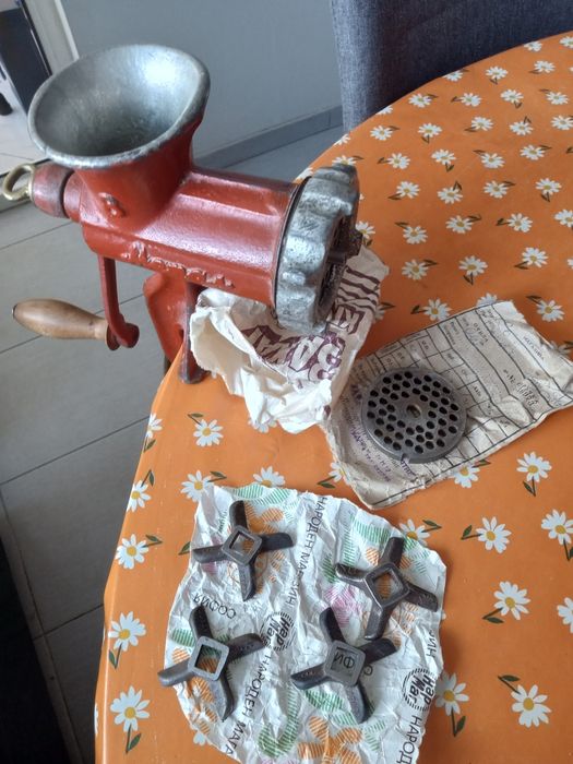 Стара българска ръчна месомелачка