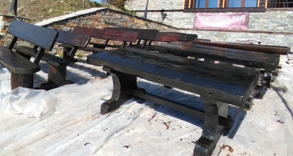 Дървена масивна маса с две пейки