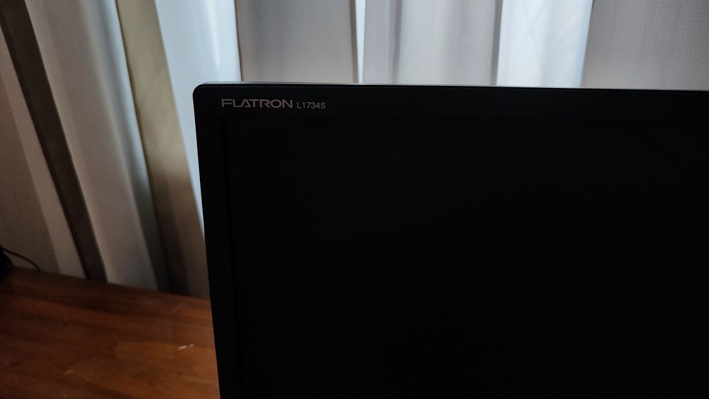 Монитор LG в хорошем состоянии