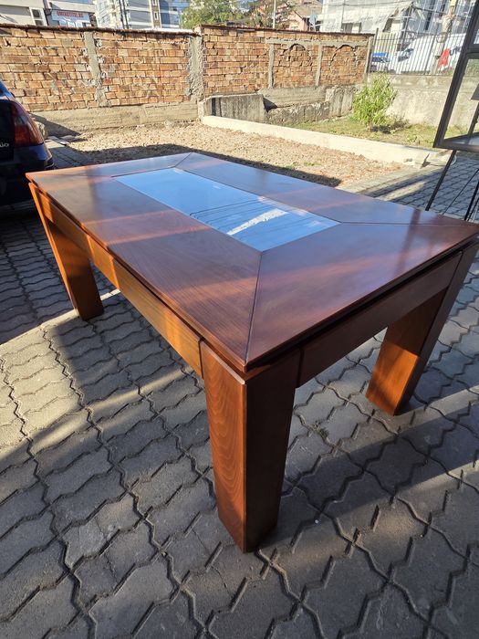 Много солидна трапезна маса