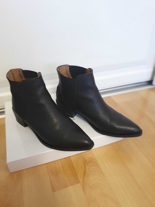 Ghete negre de piele