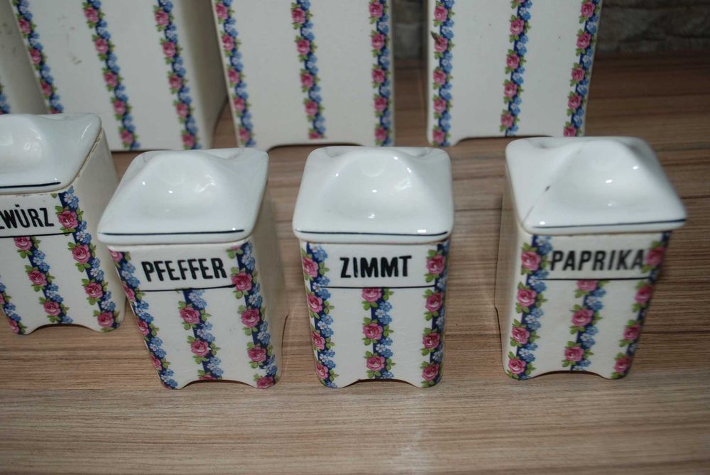 Vand set vechi, sasesc de recipiente pt condimente din faianta