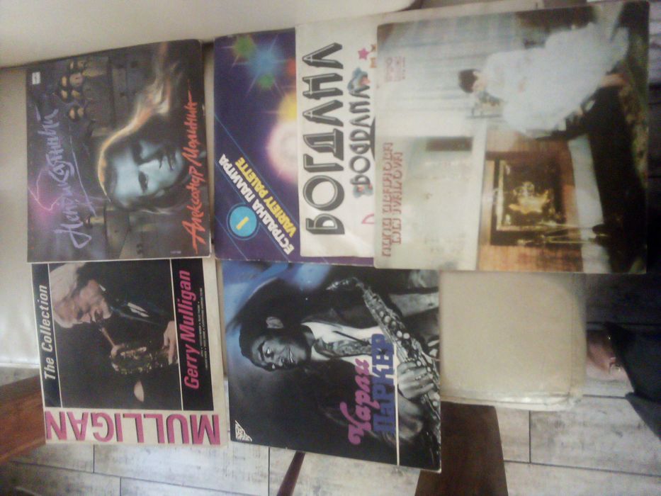 Продавам грамофони музикални плочи от 70- 80- 90 години,