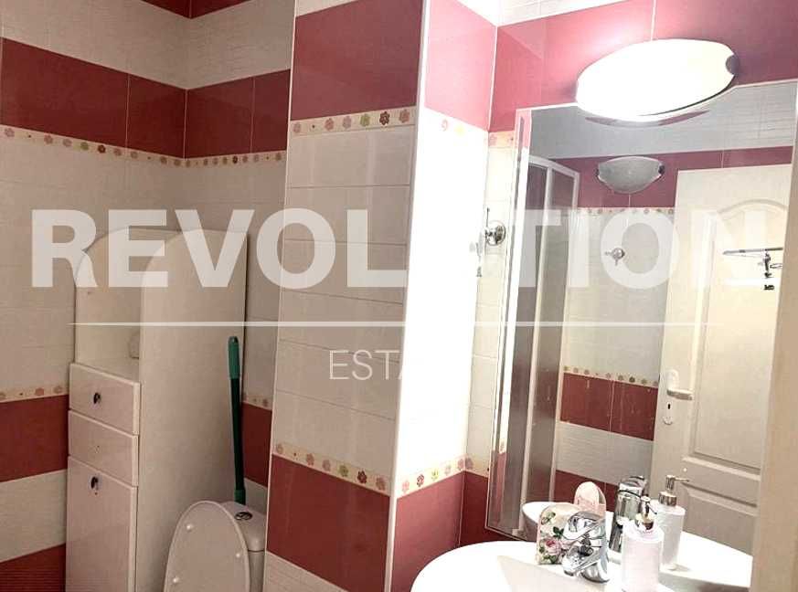 Просторен двустаен апартамент в жк. Бриз