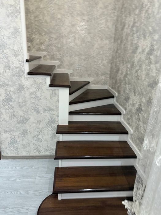 Sharq 1 tomonda 2 xonali uy sotiladi