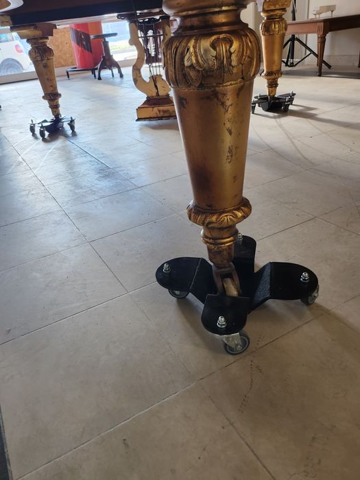 Колела за преместване рояли на сцени