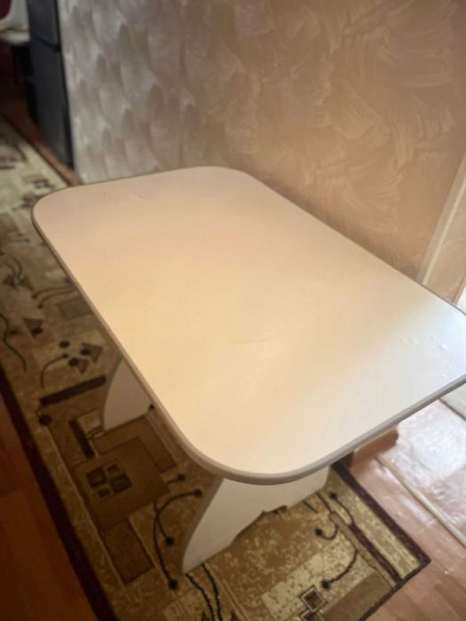 Кухонный стол продаётся.