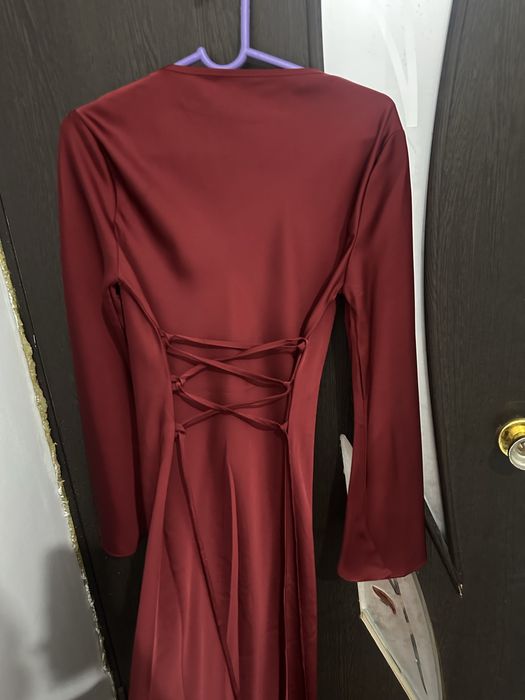 атласное платье красное