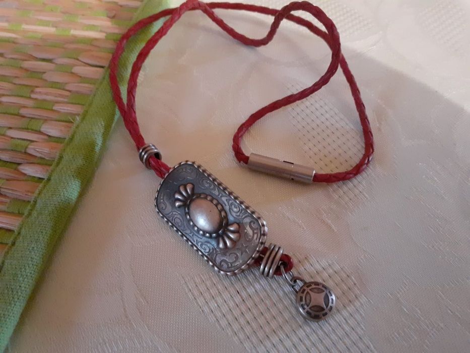 2 pandantive  tribale originale Vceroy plus unul Sin Receta