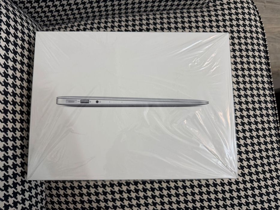 Продам MacBook Air 13", 2017г.в.