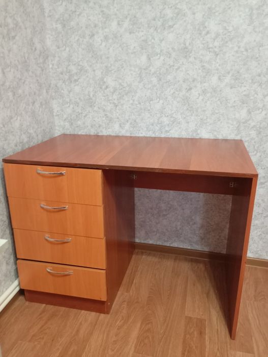 Продам письменный стол.