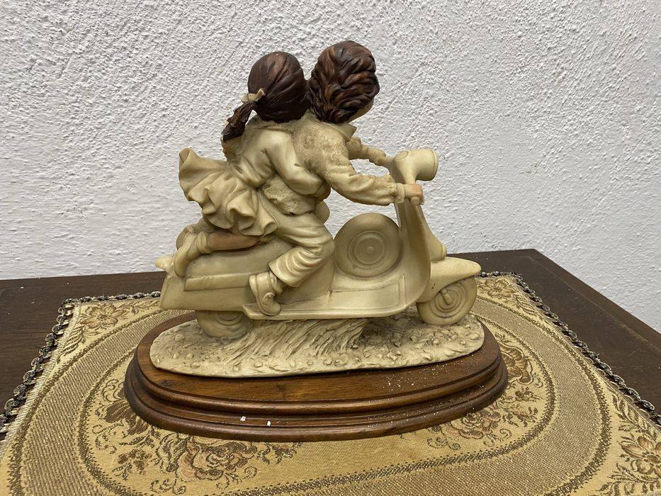 Винтидж статуетка деца на Vespa Италия 1970