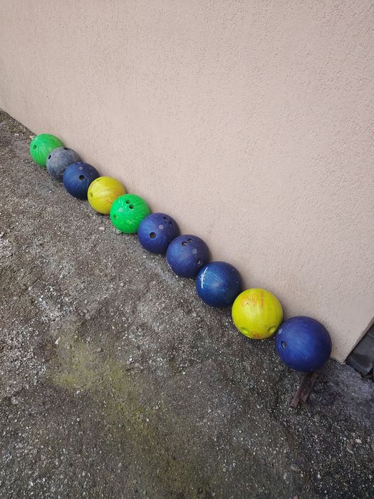 Vând bile bowling