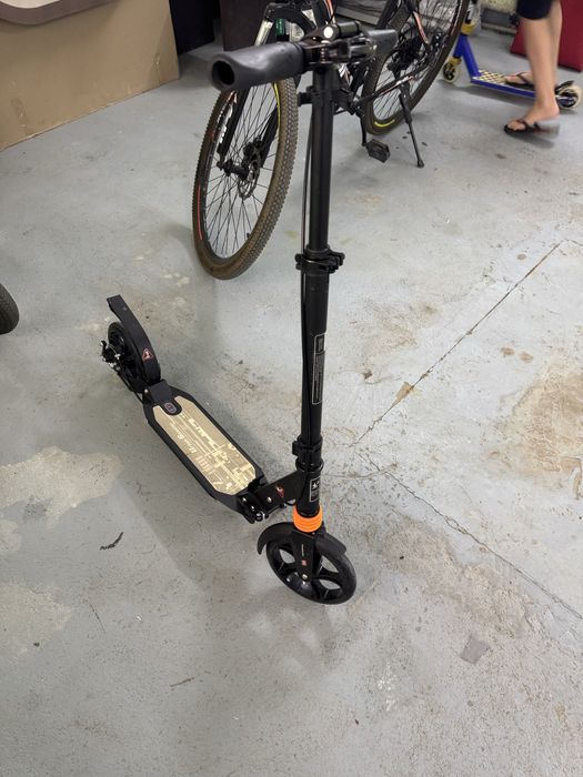 Самокат с двумя амортизаторами