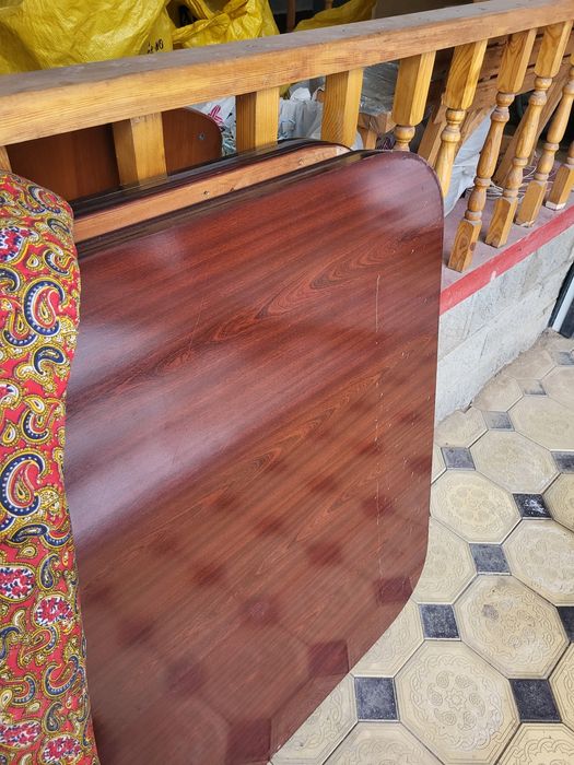 Продам стол из красного дерева