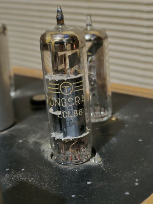 Лампов усилвател ECL86, EM84. Дървен корпус.