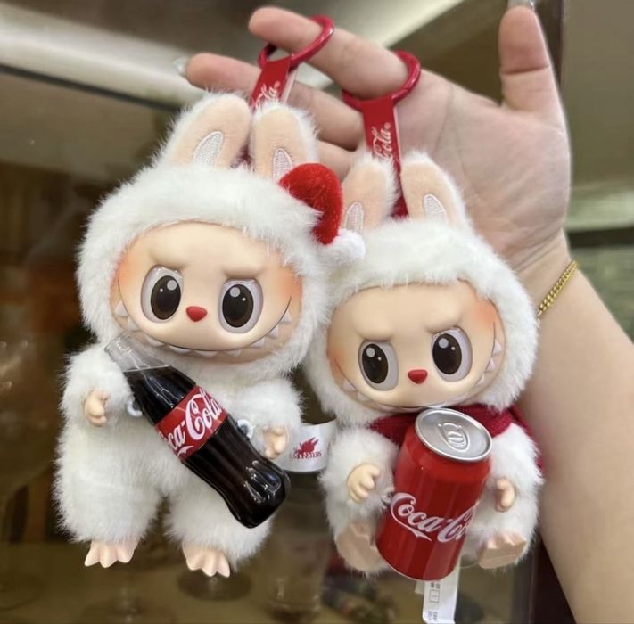 Labubu Coca Cola играчка Лабубу 17см ключодържател Кока Кола POP MART