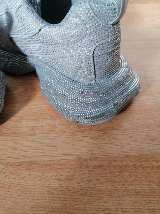 Сникърси с камъчета 38номер,но отговарят на 37!