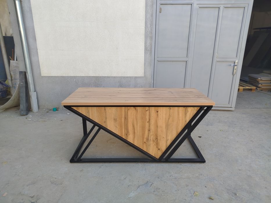 Письменный стол руководителя. Офисная мебель в стиле лофт.