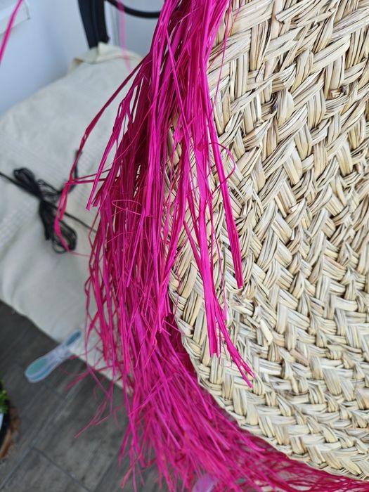 Сламена капела с ресни